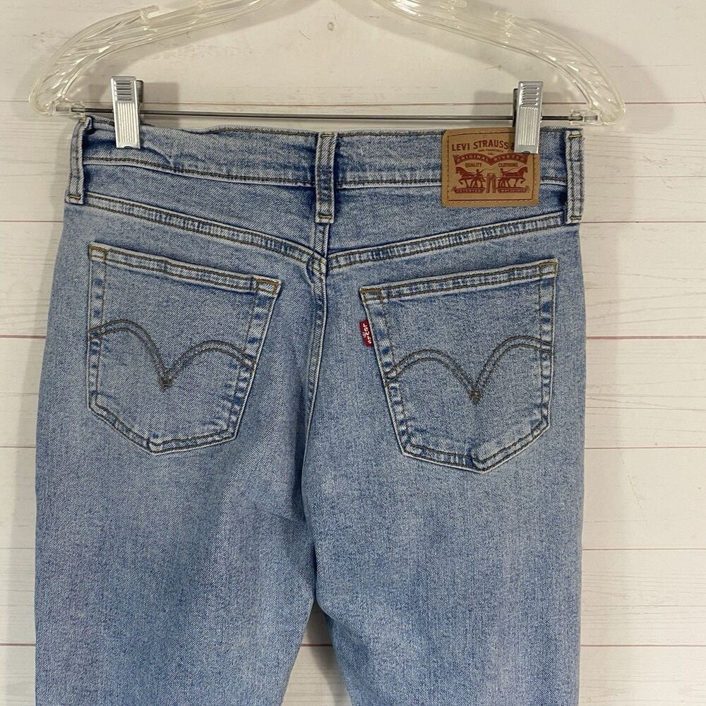 Levi's Womens Wedgie Straight Crop Jeans Size 28 Blue Button Fly Stretch - Picture 4 of 13